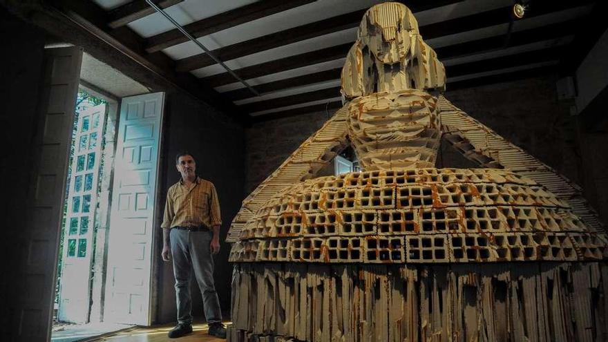 Francisco Pazos en el Pazo de Torrado junto a la escultura de La Menina construida en ladrillo. // Iñaki Abella