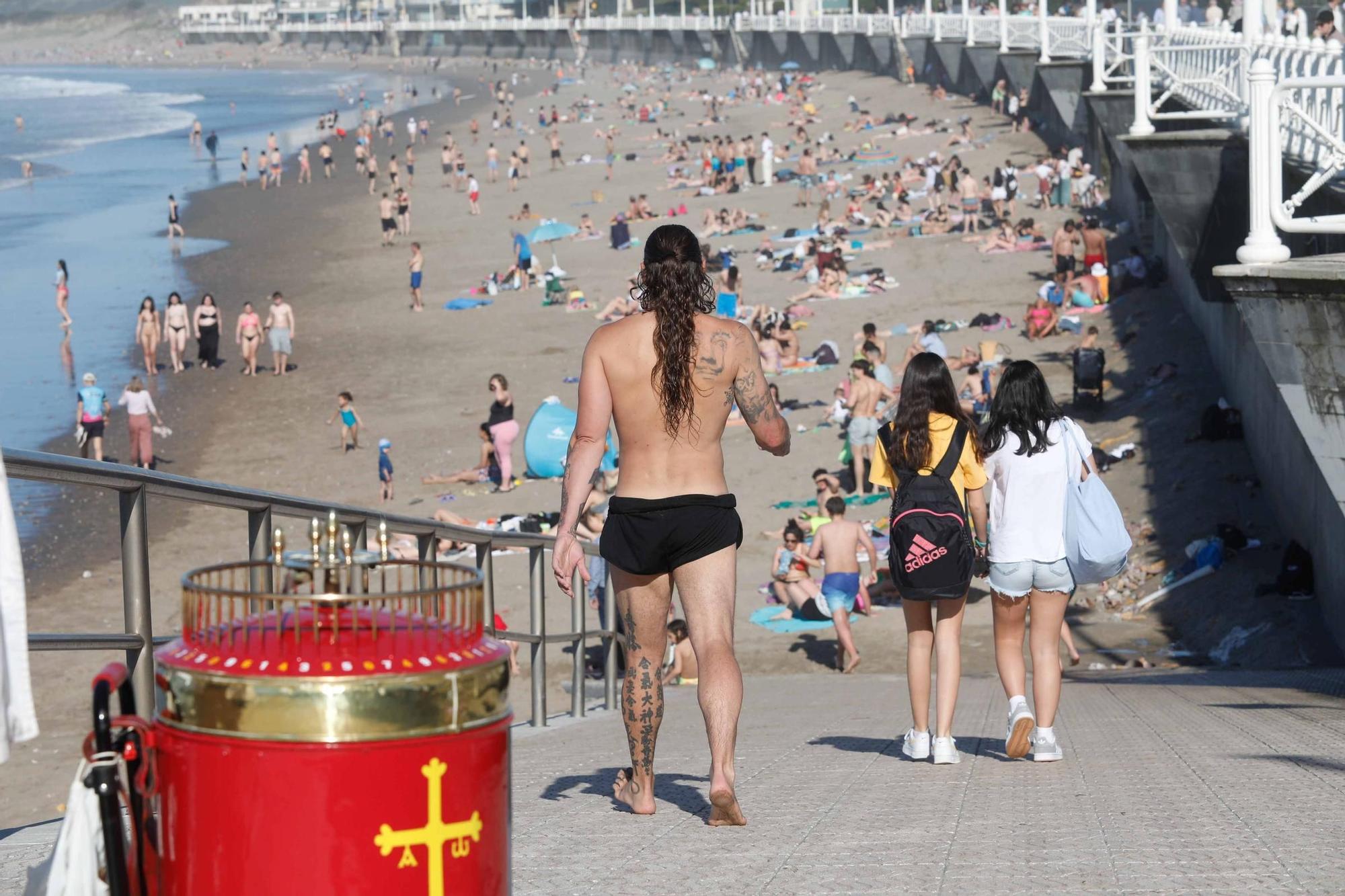 La primavera adquiere tintes veraniegos en Asturias: así fue la jornada de calor en Salinas