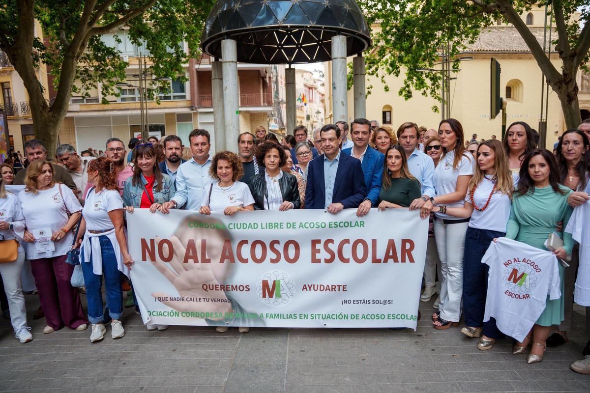 Representantes de las distintas fuerzas políticas, del PSOE, Por Andalucía, Vox y del PP con el presidente de la Junta de Andalucía y candidato a la reelección, Juanma Moreno, junto a la madre de Sandra Peña, este sábado, en el Gran Capitán.