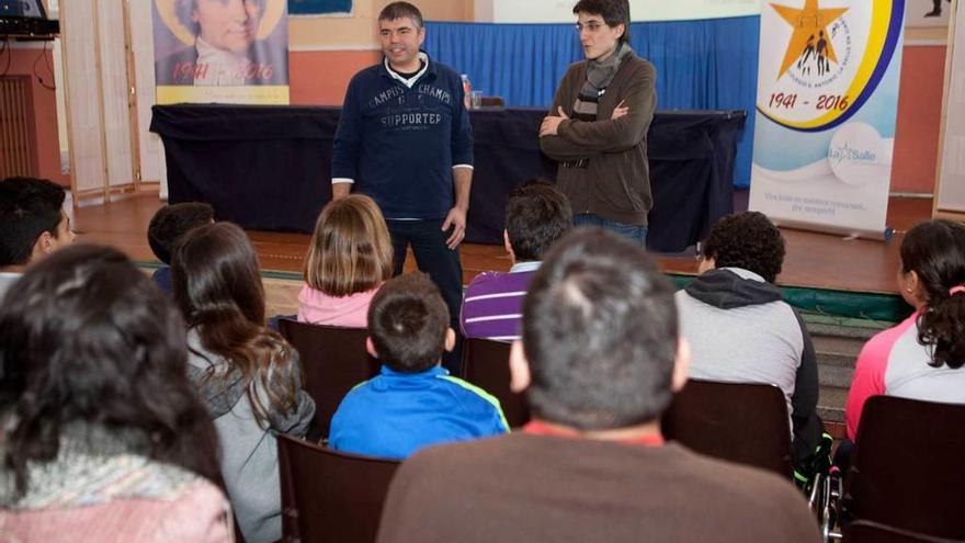 Adolfo José Hernández, a la izquierda, durante una charla organizada en el centro educativo.