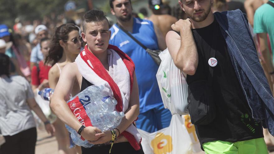 La Unión de Consumidores reclama agua potable gratis en los festivales valencianos