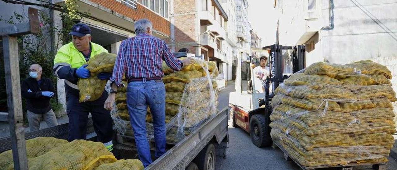 La Asociación O Mencer recibió ayer un donativo de 20.000 kilos de patatas. // Bernabé/Javier Lalín