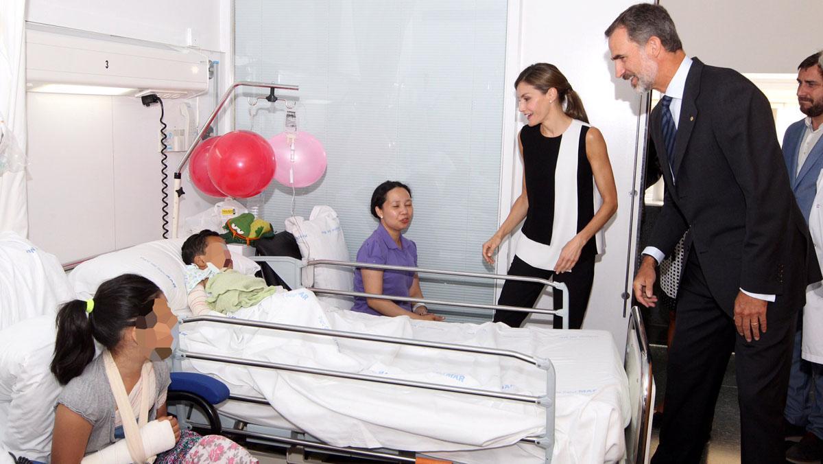 Felipe VI y Letizia han estado en el Hospital del Mar y en el de Sant Pau.