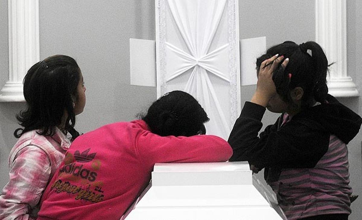 Uns familiars de l’activista colombiana Ana Fabricia Córdoba Cabrera ploren aquest dimecres sobre el seu taüt a Medellín (Colòmbia). Córdoba, coneguda per ser líder de moviments de desplaçats i de restitució de terres, va ser assassinada per uns pistolers el dia abans, dins un autobús de la ciutat. Des de l’octubre del 2010, quan es va anunciar el projecte de Llei de Víctimes i Restitució de Terres, han estat assassinats 16 líders de diferents regions colombianes.