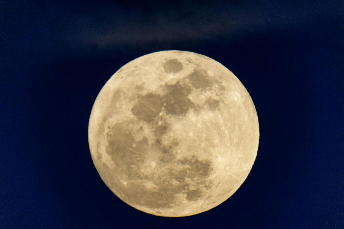 La luna rosa resplandece sobre Vigo