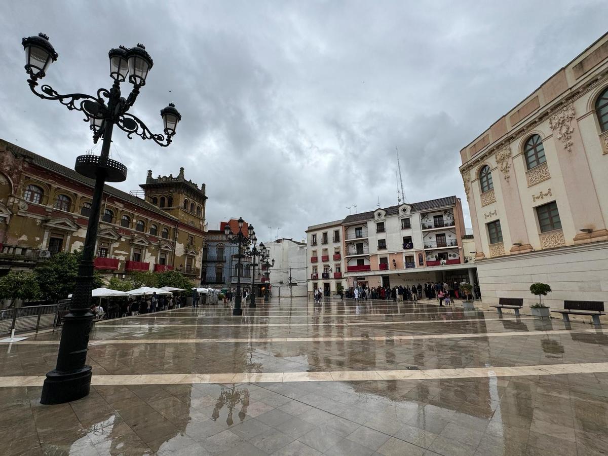 Una de las plazas de Priego de Córdoba, en la Subbética, mojada por la lluvia.