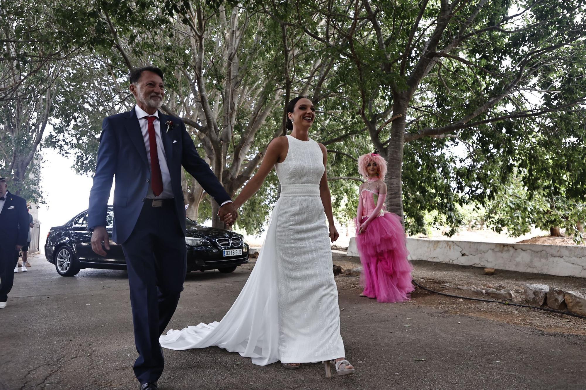 Boda de Nuria Llopis: la llegada de los novios y la ceremonia