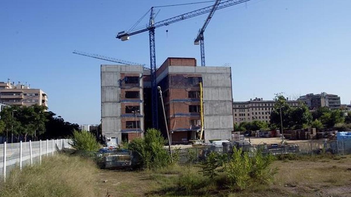 Obras paradas en los cuarteles de Sant Andreu, en el 2011.