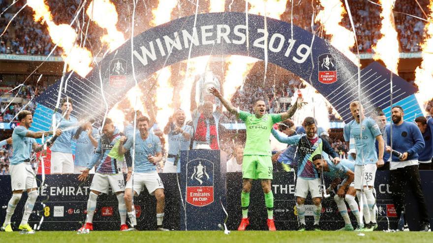 Los jugadores del Manchester City celebran el título.