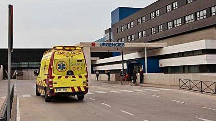 Imagen de archivo de una ambulancia en la puerta de Urgencias de Can Misses.