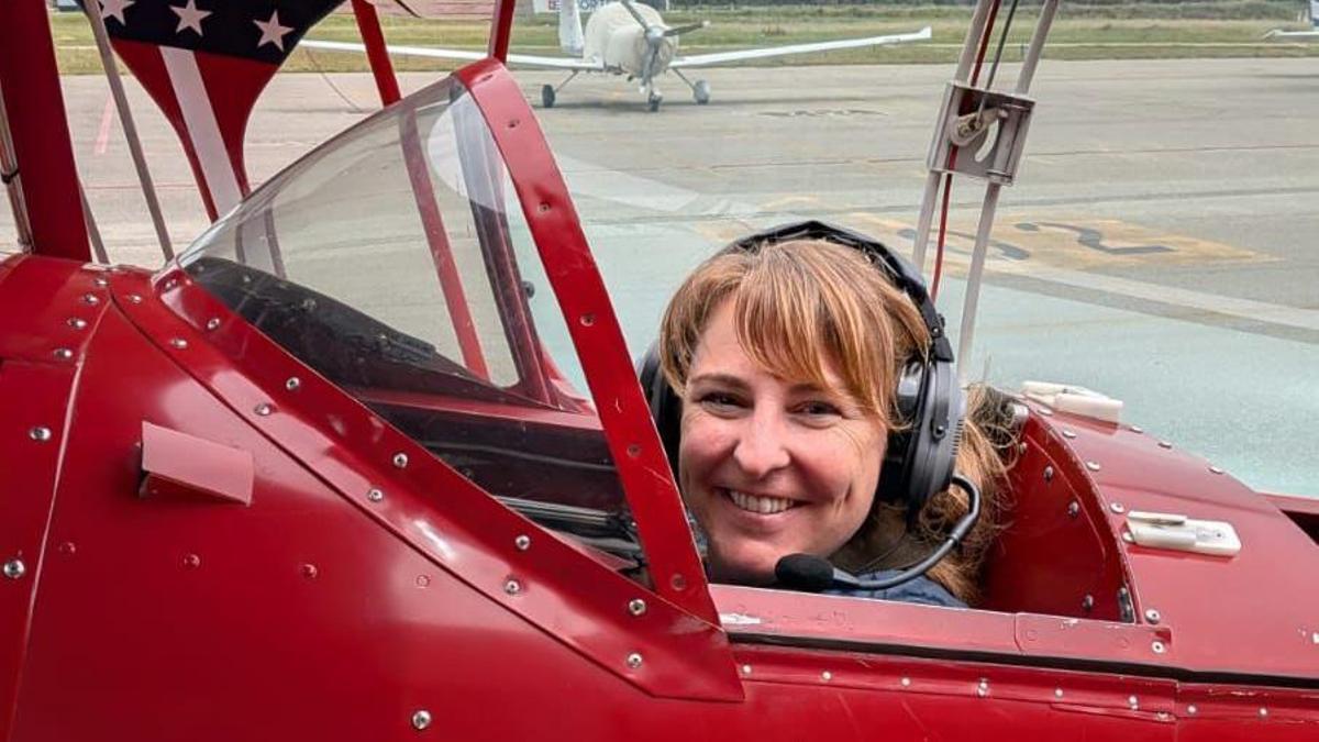 Estel Blay pujada a l'avió amb què va fer el vol parabòlic a l'Aeroport de Sabadell