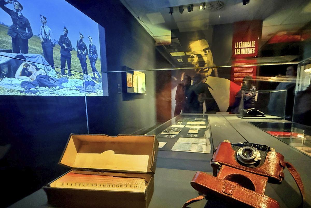 A Leica de Robert Capa na mostra sobre a súa obra no Círculo de Belas Artes de Madrid.