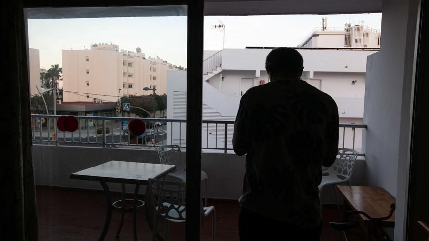 Desalojada de forma violenta una familia con dos niños del local en el que vivían en Ibiza