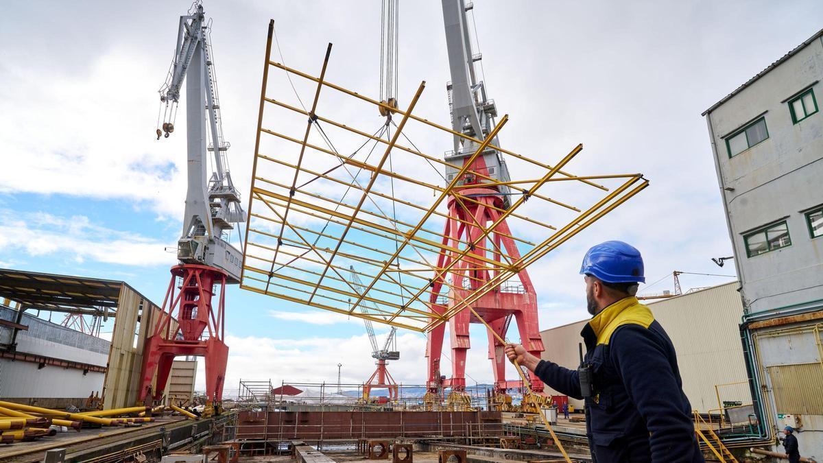Los trabajos en la plataforma de energía fotovoltaica que fabrica Astilleros San Enrique en Vigo
