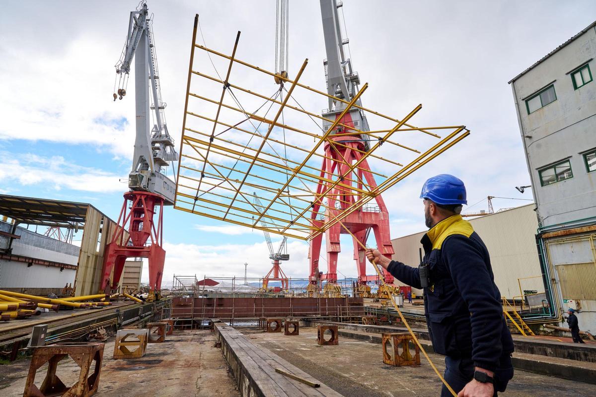 Los trabajos en la plataforma de energía fotovoltaica que fabrica Astilleros San Enrique en Vigo