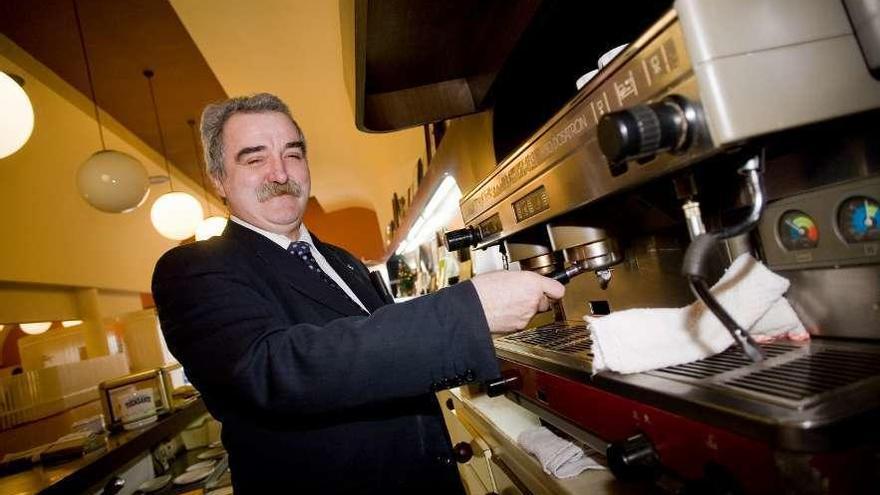 Germán Blanco, junto a la máquina de café del restaurante Germán.