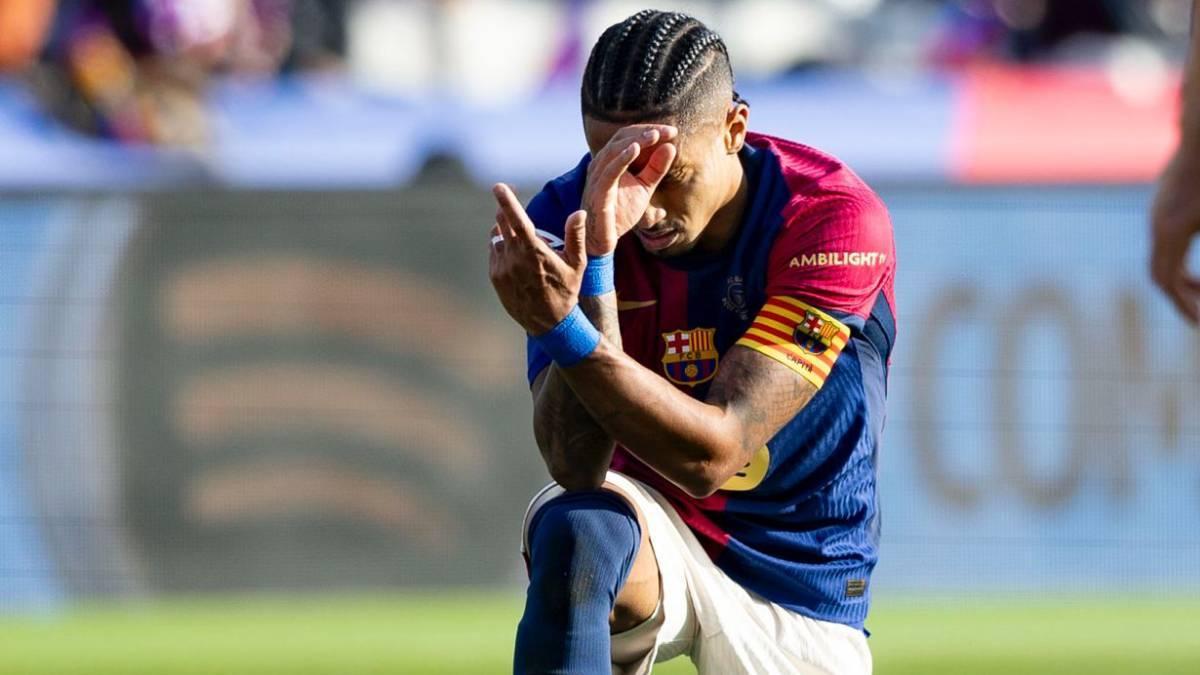 Raphinha se lamenta arrodillado sobre el césped en Montjuïc