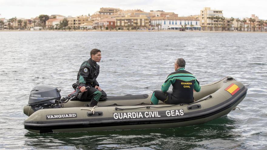 Barcos, lanchas y buzos se unen en una batida para buscar al adolescente desaparecido en el Mar Menor