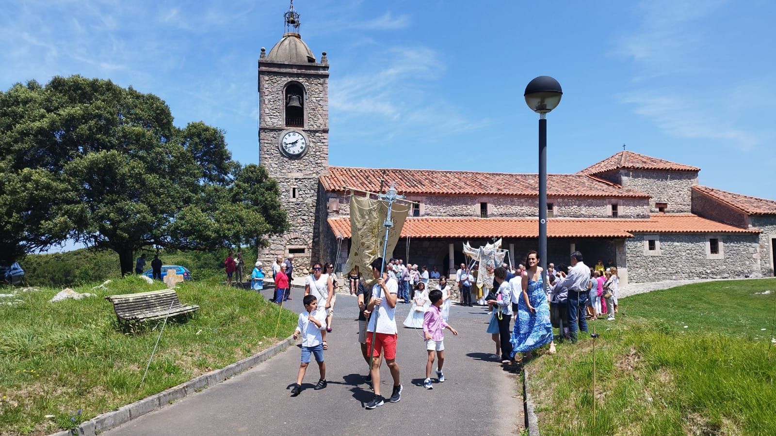 Así luce Cué durante sus fiestas de La Sacramental, en Llanes