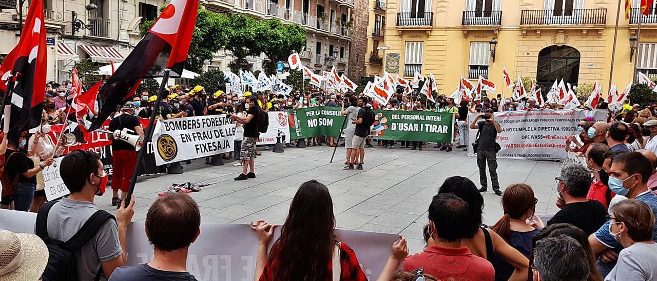 Personal interino protesta frente a la Plaza de Manises de València. | LEVANTE-EMV