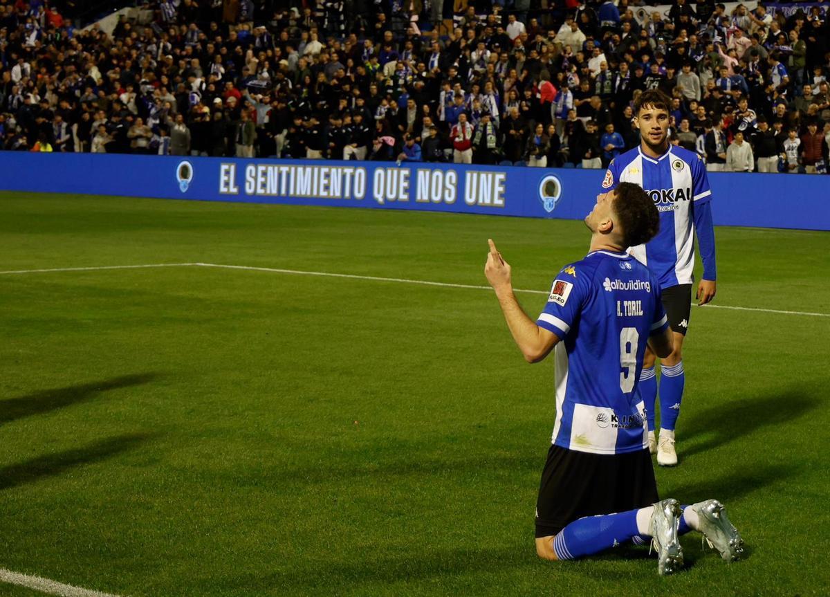 Alberto Toril celebra su gol con dedicatoria mientras Guti observa al debutante tras firmar la asistencia.