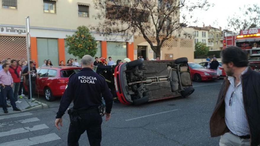 Aparatoso accidente cerca del centro comercial La Sierra