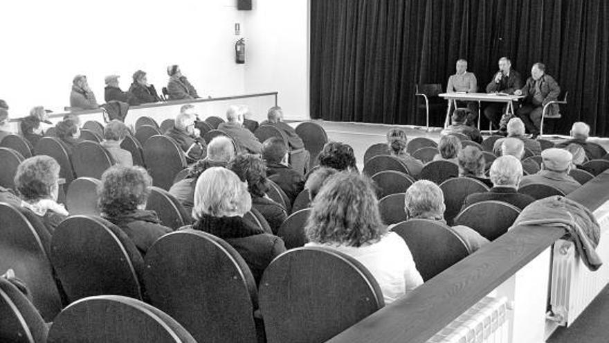 Un momento de la reunión vecinal celebrada ayer en Lieres.