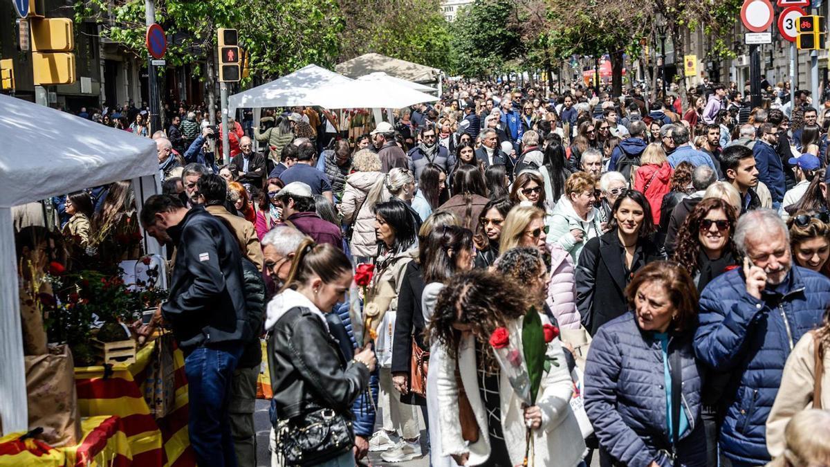 La Rambla durante el Sant Jordi de 2024.