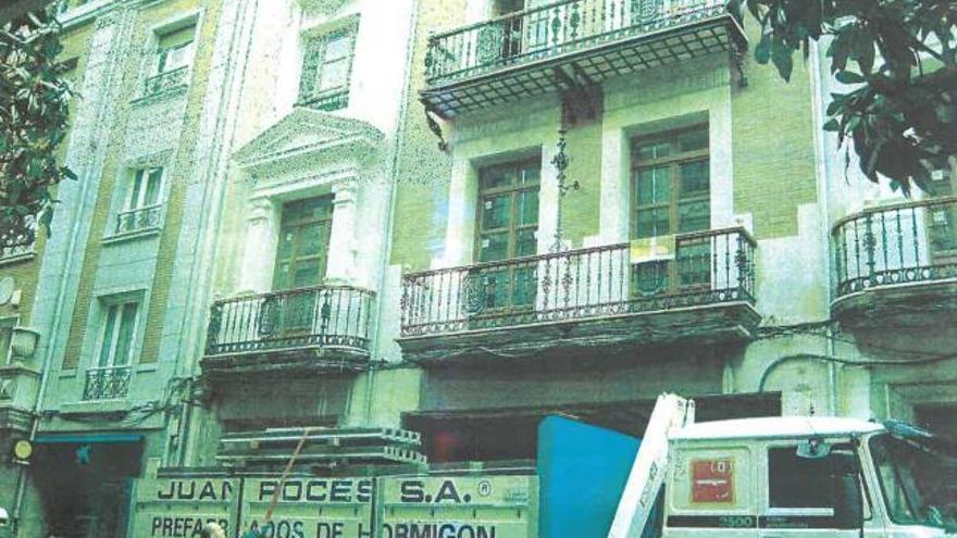 Un camión de la empresa dirigida por Pelayo Roces, ante el edificio reformado en el centro de Oviedo.