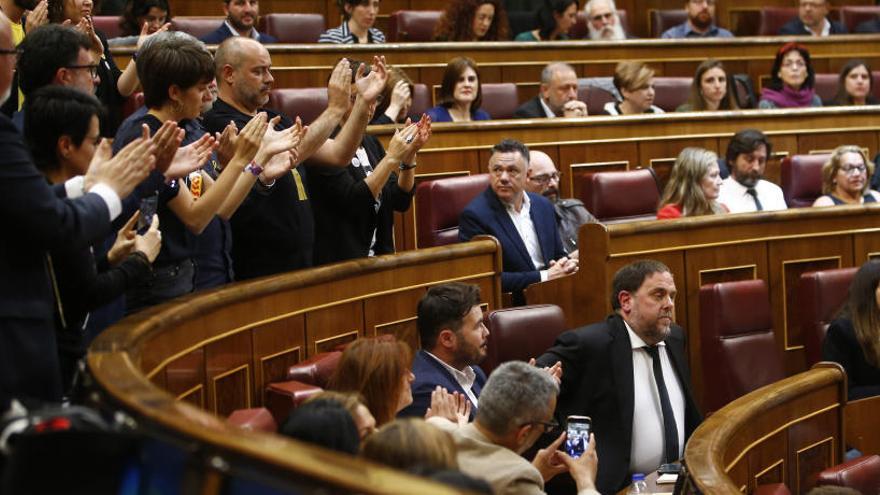 Diputats d&#039;ERC aplaudint Oriol Junqueras al Congrés