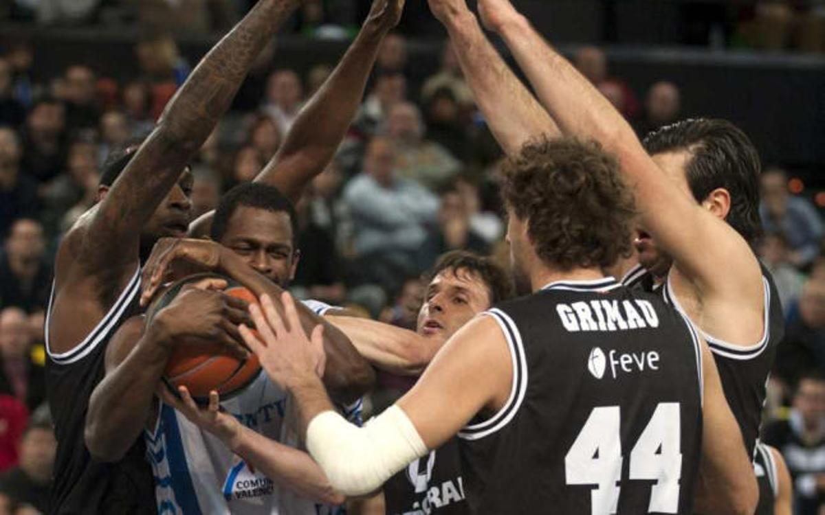 Barnes defiende un balón rodeado de jugadores del Bilbao.