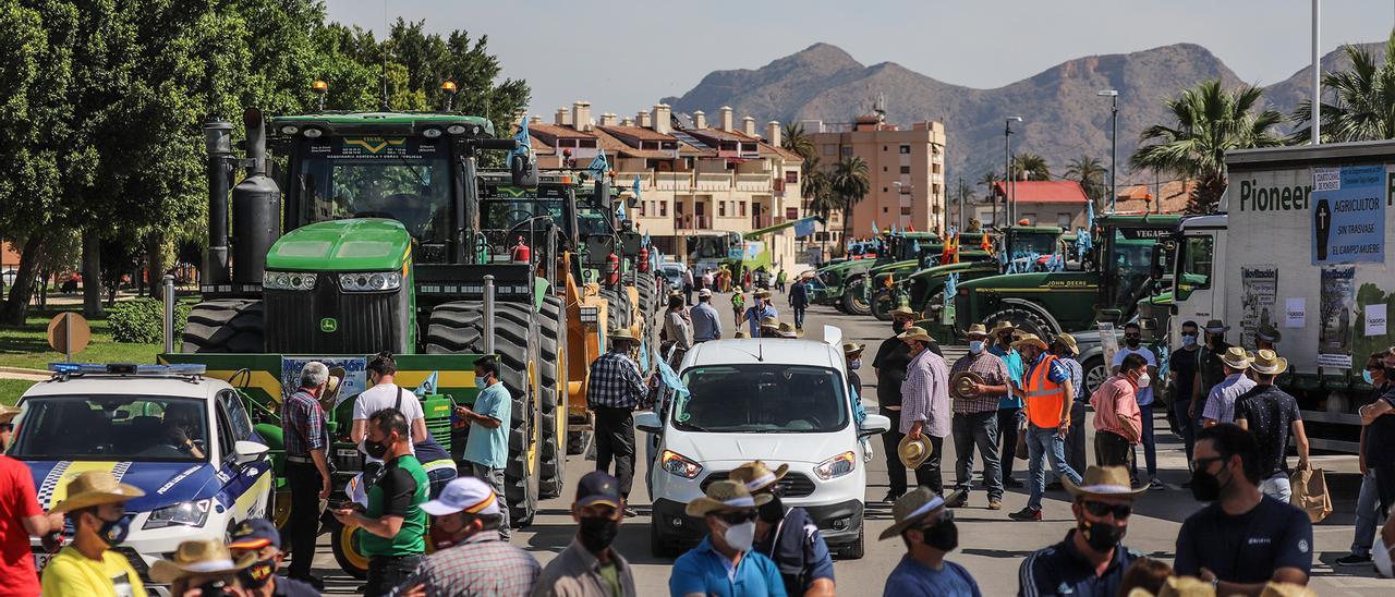 &quot;Tractorada&quot; en Orihuela contra el recorte del trasvase Tajo-Segura