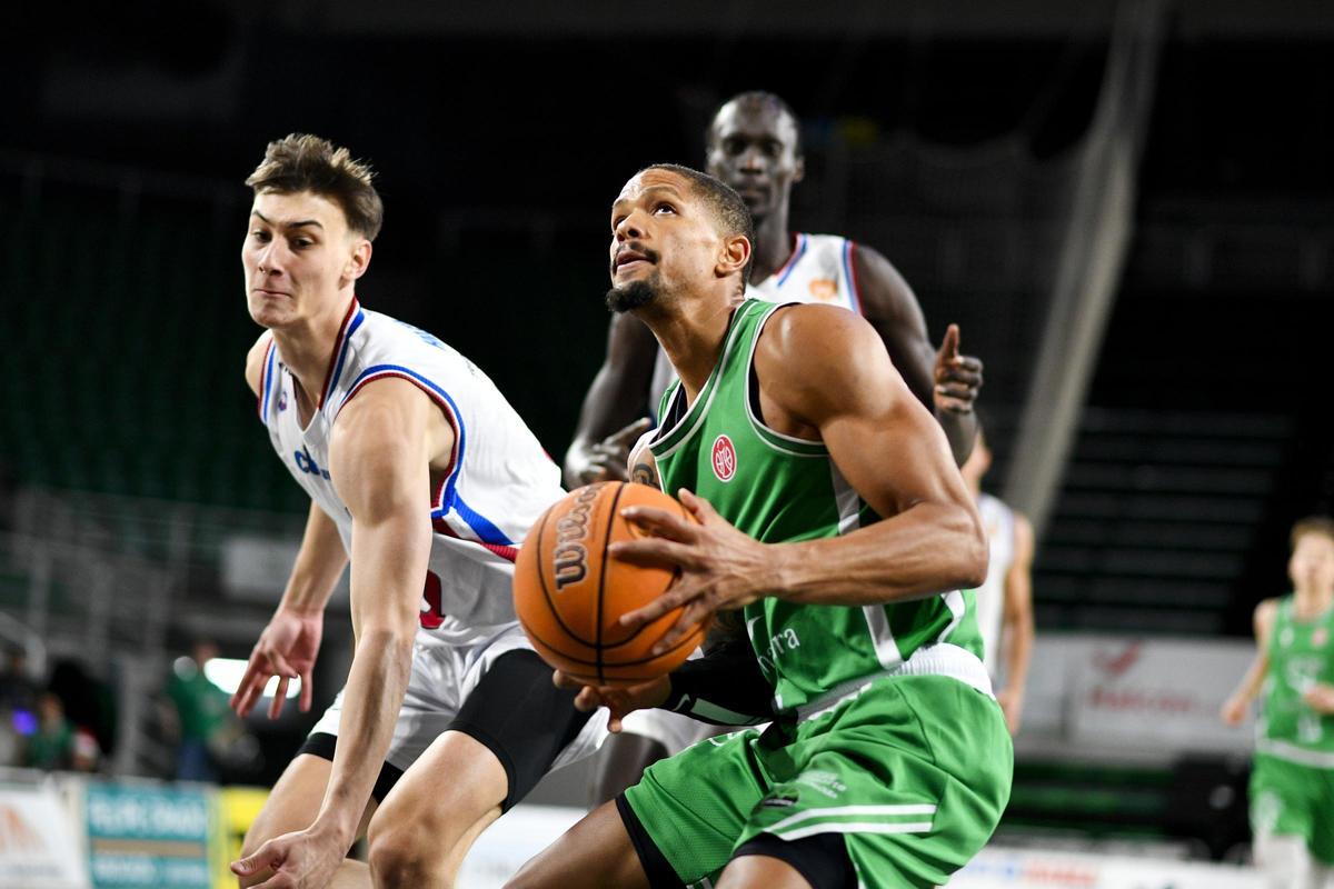 Patrick Lima encara la canasta.