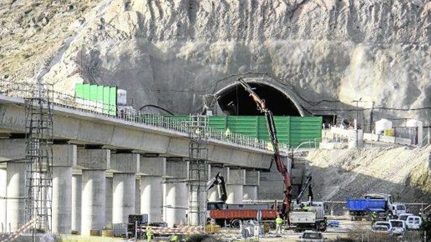 Imagen de la construcción de una de las bocas del túnel del AVE en Callosa.