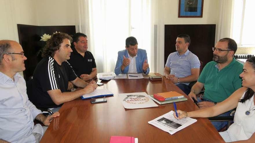 Miembros del gobierno local de Ponte Caldelas con el alcalde, Andrés Díaz. // Faro