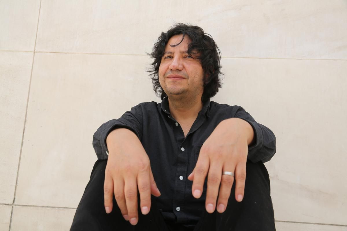 El escritor Alejandro Zambra, en el Caixaforum de Barcelona, donde participa en el festival en Altres Paraules.