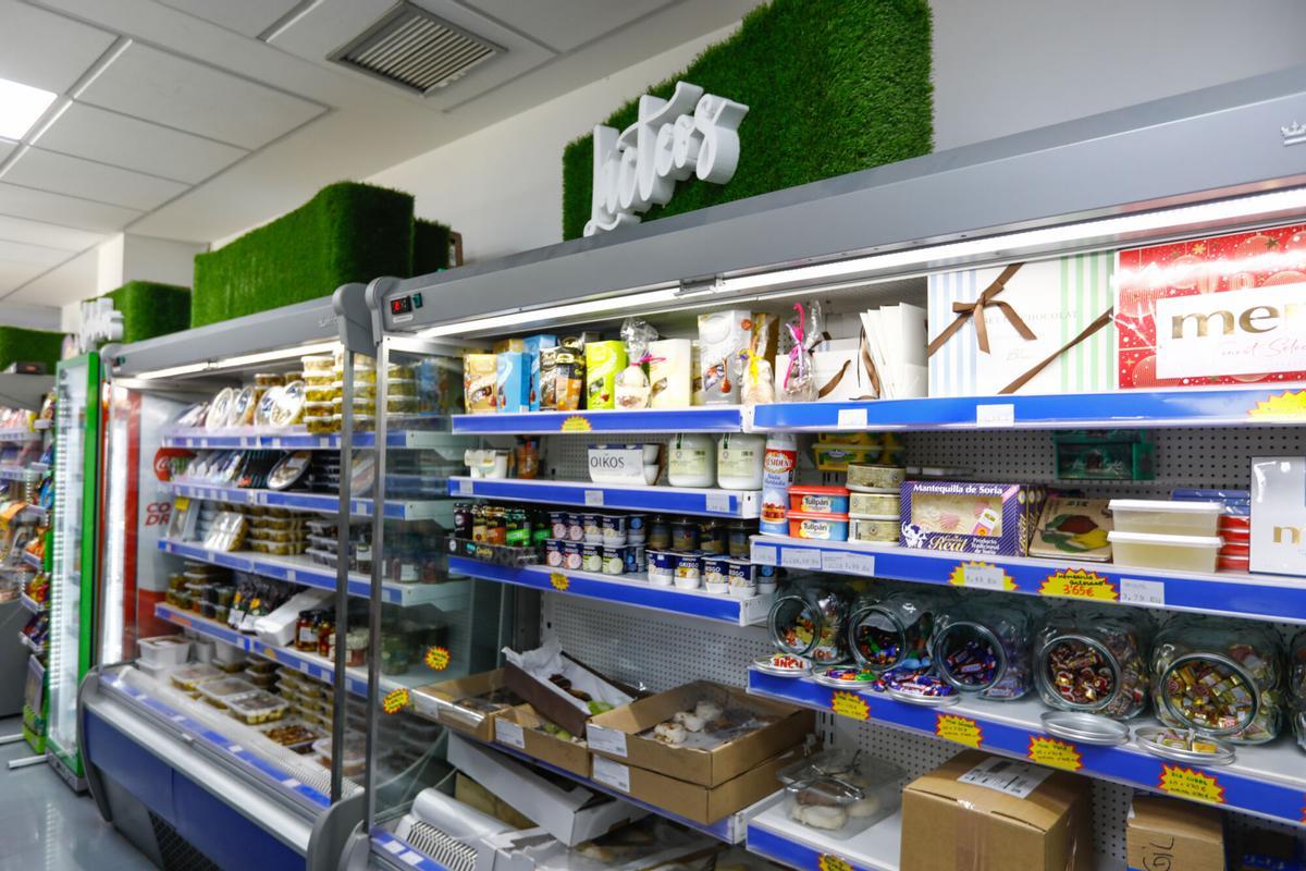 En imágenes | La Tiendica de las Noly’s: el pequeño comercio de Zaragoza que conquistó TikTok sin perder su esencia de barrio