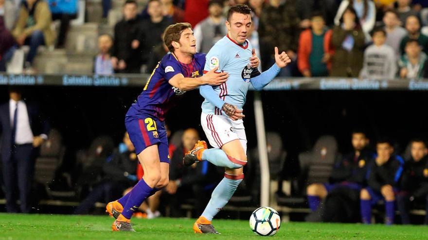 Sergi Roberto agarra a Aspas, en la acción de su expulsión. // Marta G. Brea