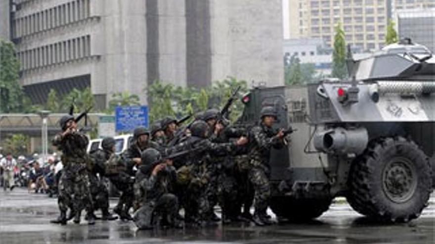 Alerta máxima en Filipinas ante el motín de decenas de militares