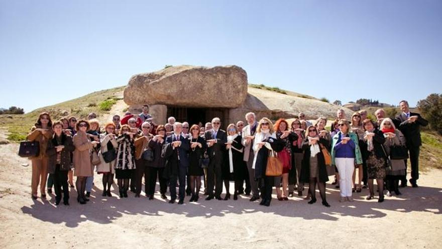 El presidente del Colegio de Enfermería, Juan Antonio Astorga, con los enfermeros que participaron en el homenaje, en los dólmenes de Antequera.