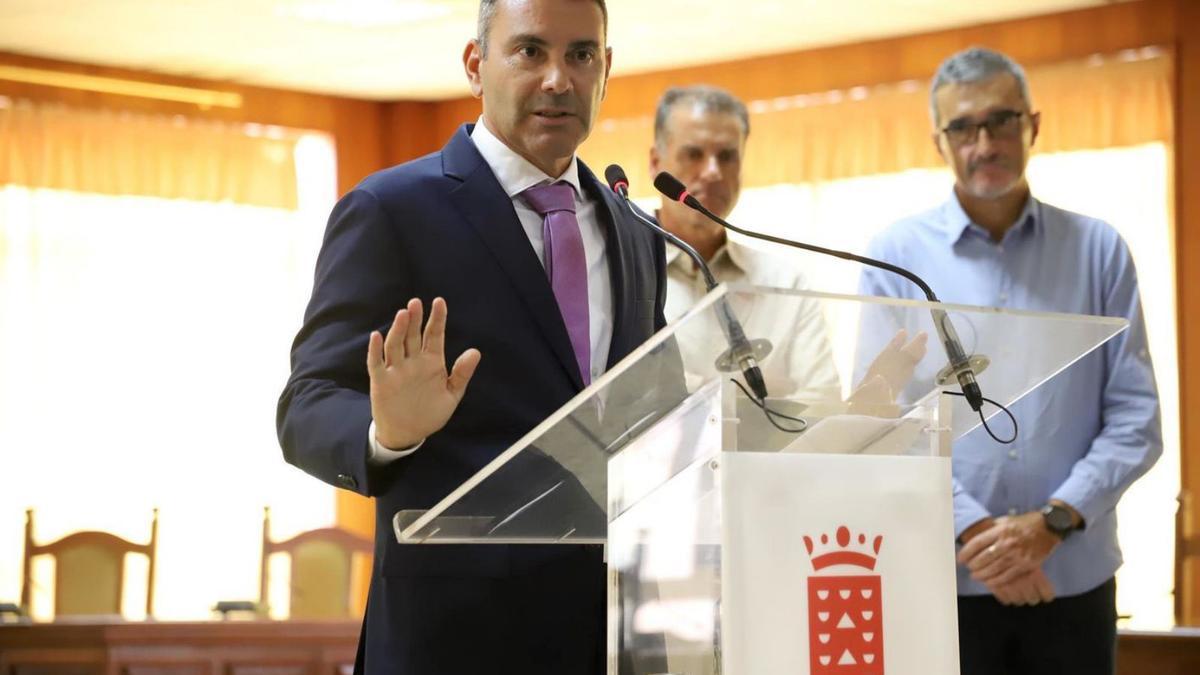 Oswaldo Betancort y a la derecha, Marci Acuña, en una reciente rueda de prensa en el  Cabildo de Lanzarote.