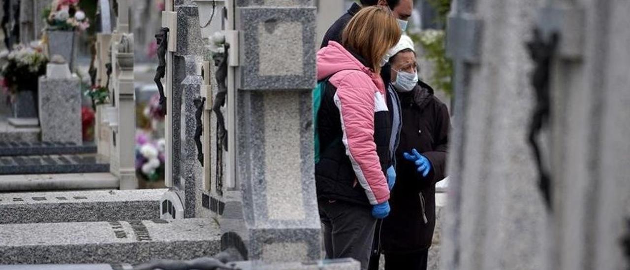 Un entierro reciente de una víctima de Covid-19 en un cementerio de Madrid