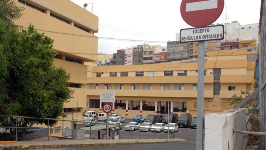 Imagen de la rampa de entrada al aparcamiento de la Policía Local, por donde entró el taxista. i QUESADA