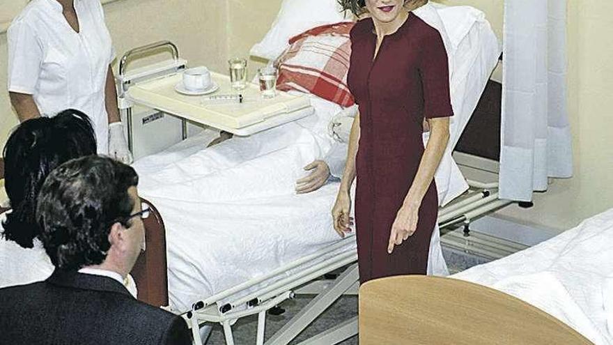 La Reina Letizia, en una de las aulas de la rama sanitaria. // Efe