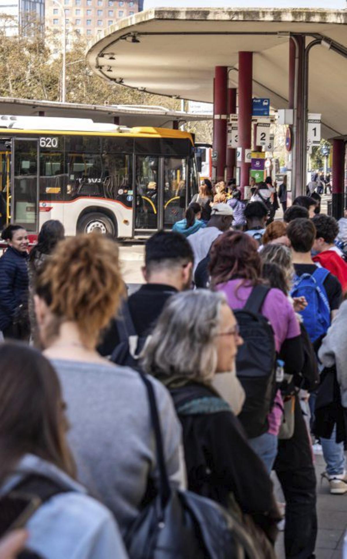 BCN remodelarà les parades de bus interurbà de Sants i Fabra i Puig