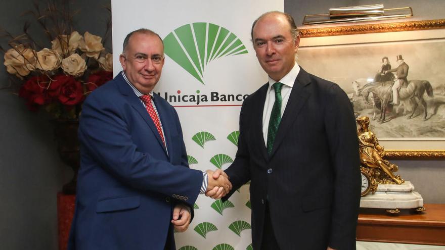 El director Territorial de Unicaja Banco en Málaga, José Manuel Alba Torres, y el presidente del Colegio Oficial de Médicos de Málaga, Juan José Sánchez Luque, firmaron el acuerdo.