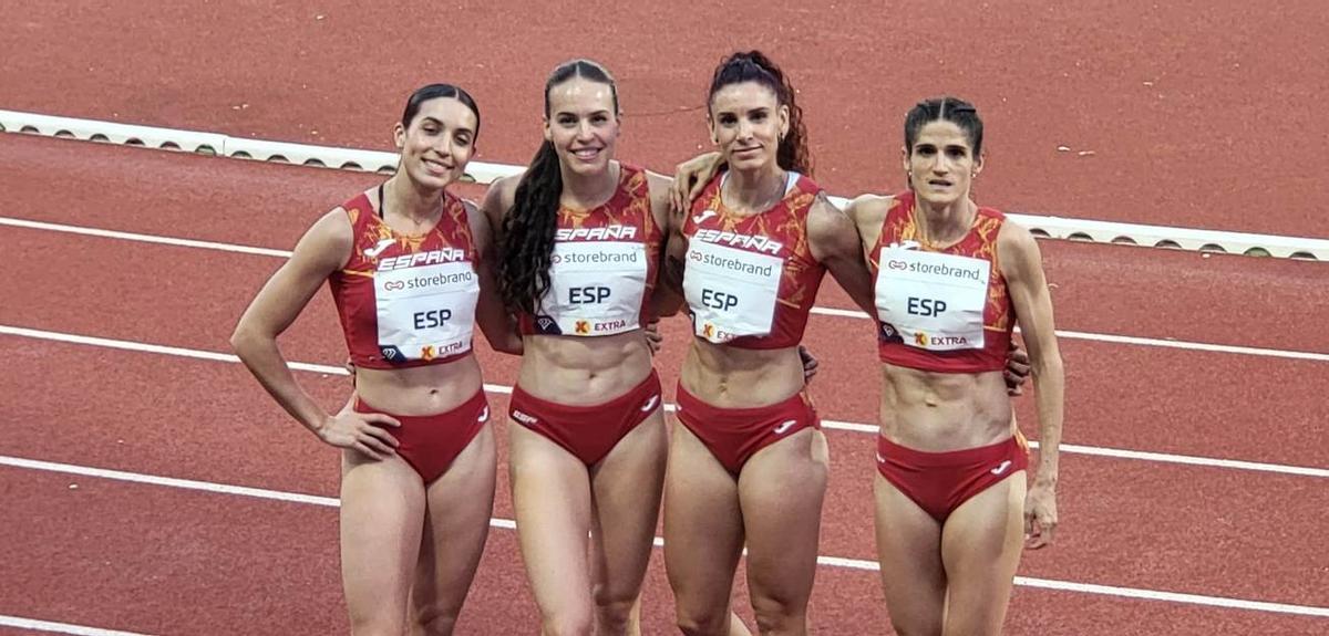 Carmen Avilés, segunda por la izquierda, con el relevo 4x400 femenino de España que corrió en Oslo.