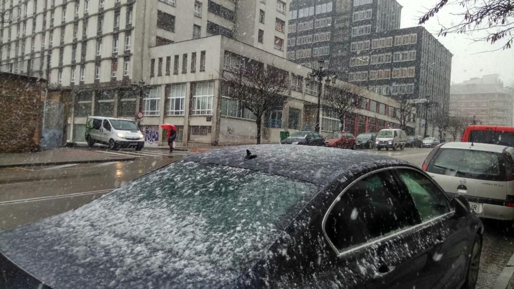 La nieve llega al centro de Oviedo