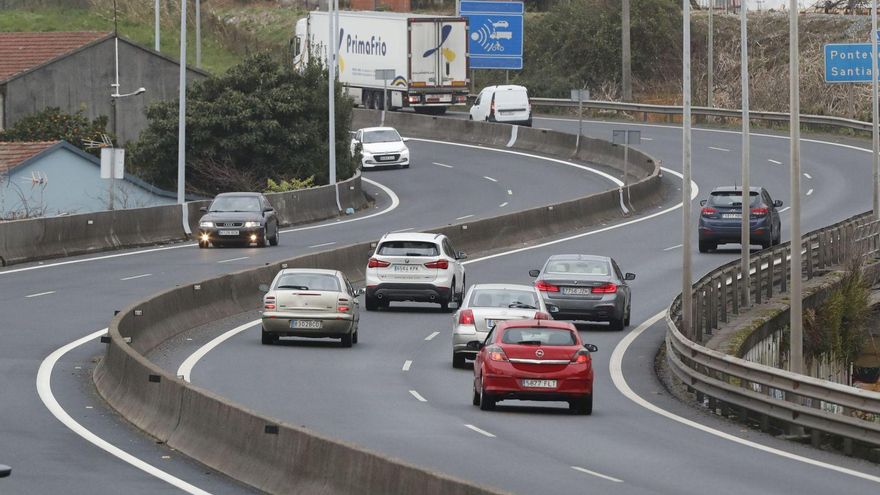 Vehículos transitan por las curvas de la AP-9 a su paso por la ciudad.