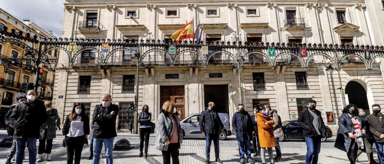 Miembros de la corporación municipal guardando cinco minutos de silencio.